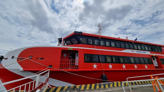 Tàu có hai tầng với sức chở 612 người, trong đó hành khách 598 người.