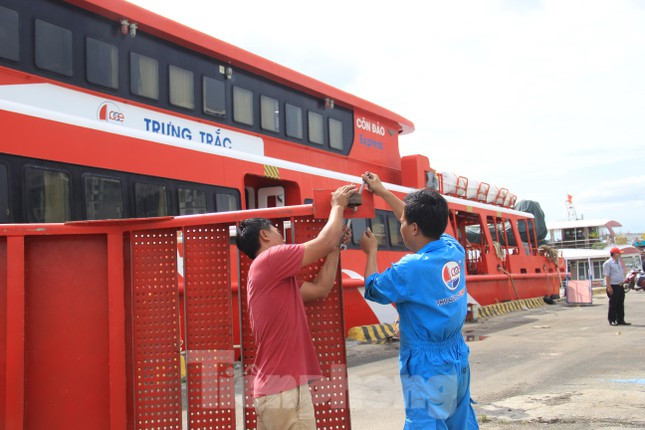 Công nhân đang gấp rút hoàn thành một số hạng mục trên tàu để kịp khai trương vào ngày 29/3.