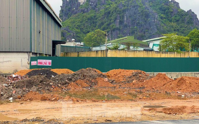 "Chúng tôi đã có văn bản gửi cho UBND TP Hạ Long vào cuộc xử lý tình trạng trên, với những nơi bị đổ trộm rác thải xây dựng, đơn vị lại phải lên phương án xúc đi, việc mở rộng từ 4 lên 6 làn đường sau này sẽ do hai địa phương TP Hạ Long và TP Cẩm Phả đảm nhiệm", vị đại diện Ban Quản lý dự án đầu tư xây dựng các công trình giao thông tỉnh Quảng Ninh cho biết.