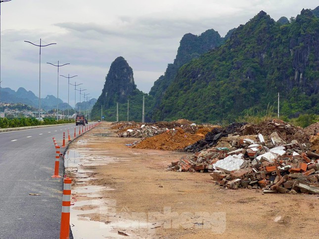 Theo đại diện Ban Quản lý dự án đầu tư xây dựng các công trình giao thông tỉnh Quảng Ninh, tình trạng này đã diễn ra cách đây nửa tháng.
