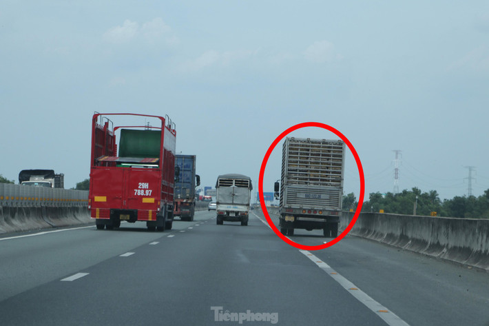 Đặc biệt, có tình trạng nhiều phương tiện quá khổ, quá tải cũng thường xuyên lưu thông lên cao tốc khiến mặt đường bị hư hỏng. Bên cạnh đó, ý thức tham gia giao thông của một số tài xế còn kém, vượt ẩu, chạy vào làn khẩn cấp gây nguy hiểm cho các phương tiện khác.