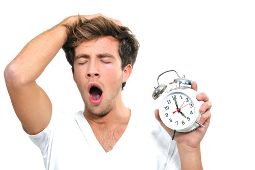Bạn thiếu ngủ. Cũng giống như với việc bị căng thẳng kéo dài, thiếu ngủ ảnh hưởng rất lớn đến quá trình hồi phục và sản sinh cơ bắp của bạn. Hãy giành ra ít nhất 8 tiếng/ngày cho giấc ngủ. Đi ngủ sớm và tránh dùng các chất kích thích như bia, rượu, café…để giấc ngủ được ngon và sâu hơn.