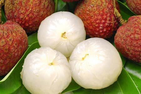 Quả vải có vị ngọt, chua, ấm áp và giàu vitamin nhóm A, B1, C đồng thời còn có pectin, axit amin tự do, protein, sắt, phôt pho, can xi…cung cấp thường xuyên đầy đủ chất dinh dưỡng cần thiết cho làn da của bạn.