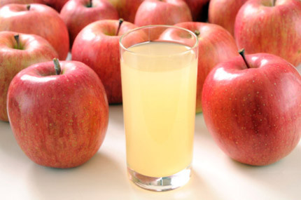 Trong nước táo ép rất giàu vitamin A, cần thiết cho mắt. Bên cạnh đó, nước táo ép có lượng vitamin C cao – một chất chống oxy hóa tốt cho hệ miễn dịch và cơ thể. Do vậy, loại nước trái cây này giúp phòng ngừa các bệnh như ung thư và đột quỵ. Nước táo ép rất thích hợp để uống sau khi đi làm về. Hãy tự thưởng cho mình một ly nước táo mát lạnh sau 8h đồng hồ làm việc căng thẳng. Bạn sẽ cảm nhận được sự khỏe khoắn từ bên trong.