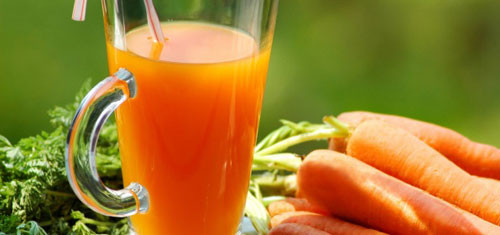 Nước ép cà rốt. Theo như một nghiên cứu của các nhà khoa học Tây Ban Nha, nước cà rốt ép được coi là có hàm lượng dinh dưỡng làm đẹp đứng đầu bảng trong các loại hoa quả. Carot có chứa nhiều chất như magie, kali và beta-carotene là một chất giúp chuyển hóa vitamin A giúp tăng cường sức khỏe cho làn da và thị lực.