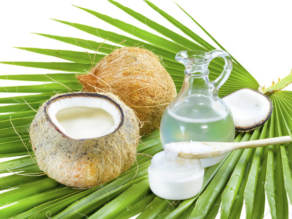 Tinh dầu dừa. Các thành phần hữu cơ có trong dầu dừa đã làm cho dầu dừa đã trở thành mỹ phẩm từ thiên nhiên đem lại hiệu quả dưỡng tóc tuyệt vời cho sợ tóc của chúng ta. Có một lý do khiến dầu dừa trở nên khác biệt so với những tinh dầu có chức năng tương tự khác như dầu hướng dương, là khả năng thâm nhập vào tóc tốt hơn và ngăn ngừa sự giảm thiểu các phân tử protein – một nguyên nhân gây rụng tóc và chẻ ngọn.