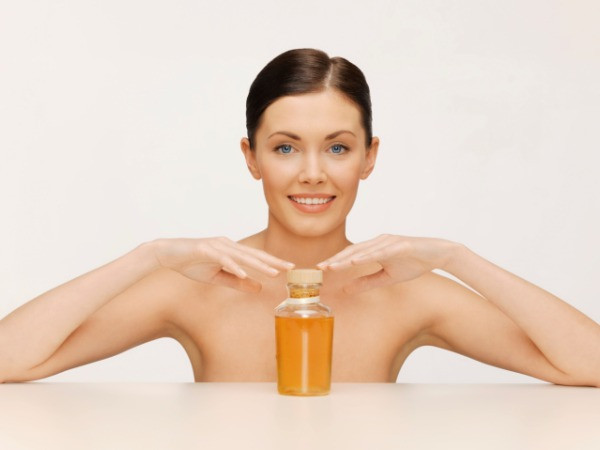 Tinh dầu jojoba. Dầu Jojoba có thể được sử dụng hoàn hảo như một sản phẩm chăm sóc cho tóc khô, tóc thô. Dầu Jojoba giúp ngăn ngừa và điều trị chẻ ngọn. Xoa một lượng nhỏ vào lòng bàn tay, sau đó bôi đều lên tóc khi còn ẩm. Bằng cách này bạn có thể cung cấp cho tóc một lớp bảo vệ, giữ tóc mượt mà và khỏe mạnh. Kể cả khi bạn đang sở hữu một mái tóc xoăn thì dầu Jojoba cũng giúp cho tóc luôn mềm và bóng mượt.