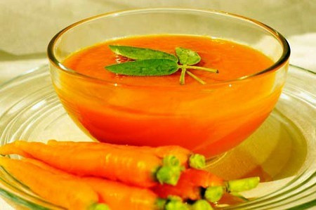 Súp cà rốt muối: cà rốt 500g, muối ăn một thìa cà phê gạt ngang, 8 thìa cà phê đường. Cà rốt nấu nhừ chà qua rá hoặc cho vào máy xay sinh tố xay nhừ, cho một nhúm muối đun sôi lại, cho trẻ uống dần.