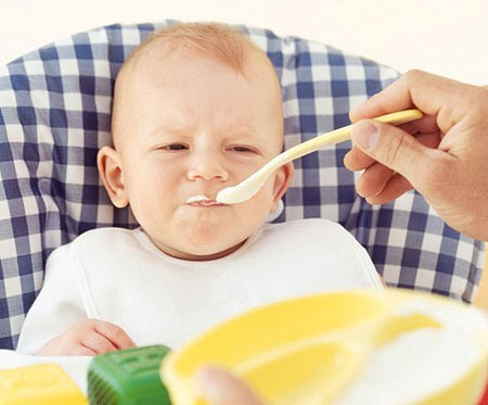 Nước gạo rang muối: lấy 50g gạo (một vốc tay) đem rang vàng, cho 6 bát nước đem nấu nhừ lọc qua rá cho 1 thìa cà phê muối ăn vào rồi cho trẻ uống dần.