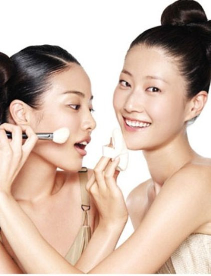 Không dùng chung đồ trang điểm. Đây không chỉ là vấn đề liên quan đến vi khuẩn mà quá nhiều người cùng sử dụng sẽ chỉ khiến cho mỹ phẩm của bạn trở nên tệ hơn và nhanh chóng bị hỏng.