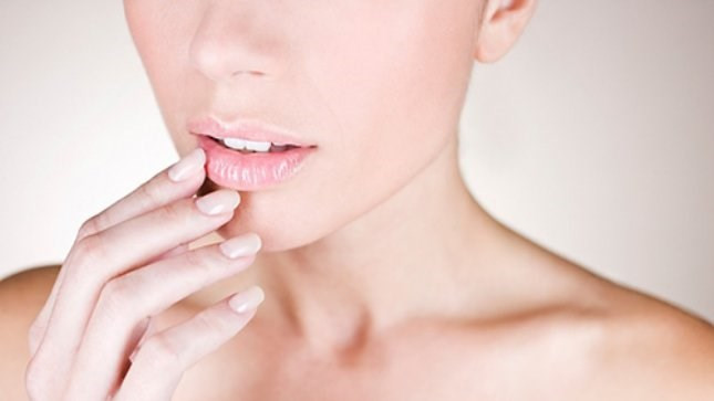 Son dưỡng môi chống nắng. Đôi môi của bạn cũng cần được bảo vệ khỏi ánh nắng mặt trời để giúp ngăn ngừa ung thư da. Đặc biệt da môi có rất ít sắc tố melamin nên môi ít được bảo vệ khỏi ánh nắng mặt trời. Sử dụng son dưỡng môi có SPF15 hoặc cao hơn mỗi ngày là cách tốt nhất chống lại tác hại của tia cực tím và để giữ cho đôi môi bạn luôn tươi tắn, mềm mại.
