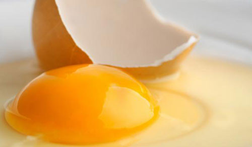 Choline. Choline là một trong những hợp chất của vitamin B Complex, không hẳn là một loại vitamin thật sự được sản xuất trong gan. Choline giúp chuyển hóa chất béo hiệu quả. Đáng ngạc nhiên là lòng đỏ trứng có rất nhiều choline. Thay vì chỉ ăn lòng trắng, bạn nên trộn chúng chung với nhau thành món omelet, đó là cách bạn cắt giảm được lượng calorie, chất béo, cholesterol và bổ sung choline.