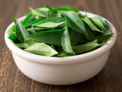 Cây neem Ấn Độ. Neem là loại dược thảo được chọn để chữa các bệnh về da vì tính đắng của nó và đã được chứng minh là rất hữu hiệu trong việc điều trị bệnh vảy nến, mụn trứng cá, eczema, ngứa, gầu và thẹo. Neem đã được dùng để chữa trị cho mọi loại bệnh về da cả nhiều ngàn năm và được xem là bằng hay hơn hẳn cây lô hội (aloe) trong các đặc tính chữa lành của nó.