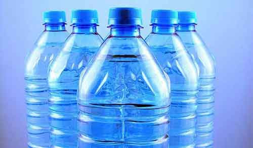 Nước uống chứa lâu trong bình nhựa: Bà bầu không nên sử dụng các loại nước, bao gồm cả nước đun sôi để nguội chứa trong bình nhựa quá một tuần lễ. Nước uống để trong thời gian dài có thể là môi trường phát sinh nhiều loại vi khuẩn gây hại, hơn nữa, một số hóa chất từ nhựa cũng có khả năng phân hủy, hòa tan gây nhiễm độc nước. Đồ uống chứa cồn: Khi người mẹ uống rượu, bia, em bé trong bụng cũng “uống”. Rượu trong máu thai phụ truyền dẫn đến thai nhi qua dây rốn. Uống rượu trong khi mang thai có thể làm cho em bé sinh ra bị hội chứng rối loạn ảnh hưởng do rượu trên bào thai.