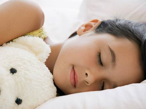 Ngủ đủ và đúng giờ. Nguyên tắc này xem ra có vẻ “dễ ợt” nhất với lứa tuổi dậy thì. Ngủ đủ 8 giờ vào ban đêm cũng như ý thức việc nên đi ngủ sớm, dậy sớm để chào bình minh sớm sẽ tốt cho cơ thể rất nhiều. Cố gắng dành thời gian chợp mắt buổi trưa khoảng 15-30 phút cũng rất cần thiết cho sức khỏe.