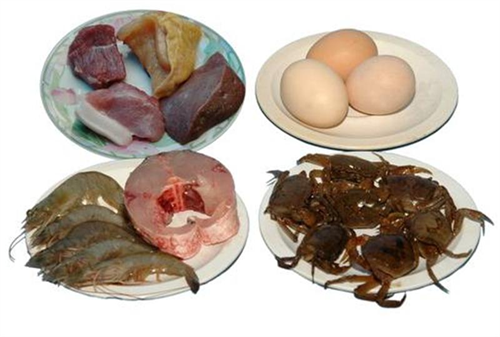 Chế độ dinh dưỡng đúng đắn. Tăng năng lượng hấp thu. Ở giai đoạn này nam cần 2500-2800 calo và nữ cần ít nhất 2200 calo mỗi ngày để đáp ứng cho nhu cầu của cơ thể. Nên hạn chế ăn uống các loại thức ăn vặt không chứa hoặc chứa quá ít năng lượng. Cần ăn thịt nạc, sữa ít béo, các loại hạt, trái cây tươi và rau quả.
