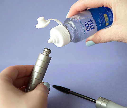 Nếu mascara của bạn bị khô, hãy cho thêm một vài giọt dung dịch nước muối để khiến chúng ẩm lại, dung dịch muối này có tác dụng loại trừ v khuẩn nếu mascara để lâu.