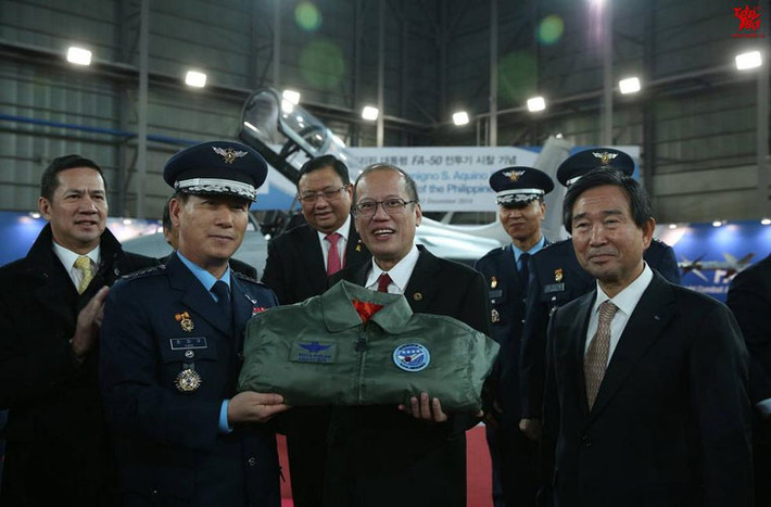Tổng tham mưu trưởng Không quân Hàn Quốc tặng quân phục phi công cho Tổng thống Benigno Aquino.