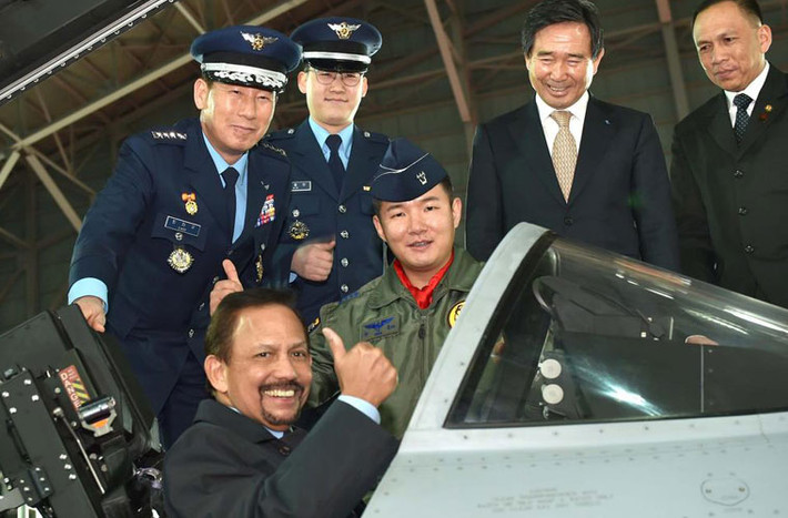 Quốc vương Brunei trên buồng lái FA-50.