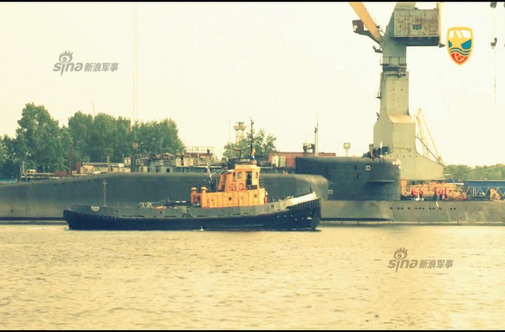 Một tàu ngầm hạt nhân lớp Delta III của Hải quân Nga đậu bên ngoài nhà máy Severodvinsk.