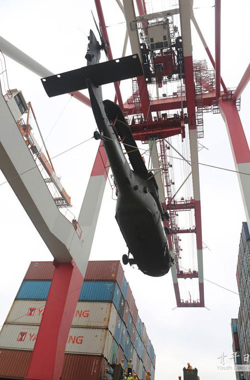 Trực thăng UH-60 trang bị 2 động cơ tuốc bin trục T-700-GE-701 cho phép đạt tốc độ tối đa 295km/h, bán kính chiến đấu 592km.