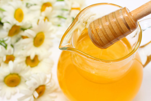 Ăn mật ong: Cho con uống một muỗng canh mật ong trước khi đi ngủ.