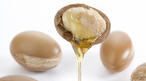 Dầu Argan giúp xóa mờ nếp nhăn hiệu quả. Dầu Argan có chứa hàm lượng cao vitamin E và axit béo chống viêm, làm giảm khô da, khô tóc và giòn móng tay. Bên cạnh khả năng giúp giảm viêm nhiễm, dầu Argan còn có thể hỗ trợ duy trì độ ẩm của da và tái tạo các tế bào, ngăn chặn nếp nhăn xuất hiện.