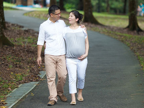 Đi dạo. Khi người ta đi bộ, cơ bắp ở chân, tay, lưng co duỗi. Máu dồn vào cơ bắp để bảo đảm nhu cầu ôxy, tạo năng lượng cho cơ bắp hoạt động. Nếu sau ăn mà đi bộ ngay, lượng máu đưa đến hệ tiêu hóa giảm, ảnh hưởng đến chức năng tiết dịch và hấp thu, gây rối loạn công năng của dạ dày và ruột. Thói quen này kéo dài dễ dẫn đến viêm loét dạ dày.