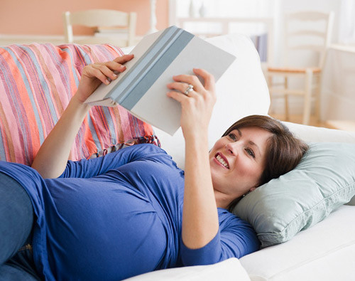 Đọc sách. Trong khoảng thời gian từ 1 đến 3 tiếng, máu phải đổ dồn về cơ quan tiêu hóa để làm nhiệm vụ "xử lý" thức ăn. Nếu đọc sách ngay trong thời điểm này, máu sẽ được huy động về mắt, làm giảm công năng của dạ dày, mặt khác khi máu tập trung không đủ để mắt hoạt động có thể làm giảm thị lực, dễ gây các bệnh về mắt.