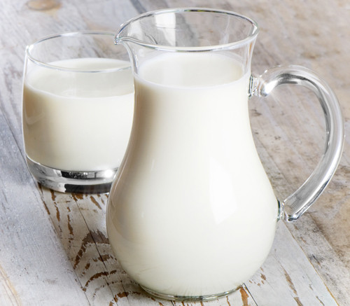 Sữa tươi. Trong sữa tươi giàu các vitamin và protein giúp lông mày mọc nhanh, dày và khỏe mạnh. Bạn nhúng miếng bông gòn hoặc tăm bông vào chút sữa tươi rồi thoa lên vùng lông mày, để khoảng 20 phút rồi rửa lại với nước lạnh. Kiên trì áp dụng hàng ngày sẽ giúp hàng lông mày của bạn đậm hơn.