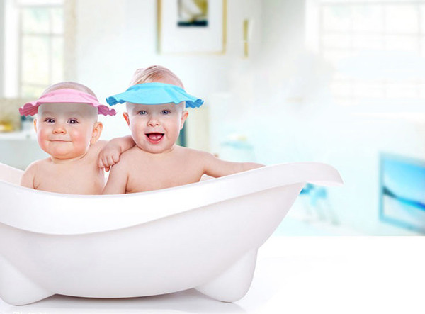 Chọn bồn (chậu) tắm mà bé thấy thoải mái. Hầu hết các bé đều thấy yên tâm với một chiếc chậu tắm có kích thước vừa phải và mềm mại (bạn thả khăn tắm vào trong đó).