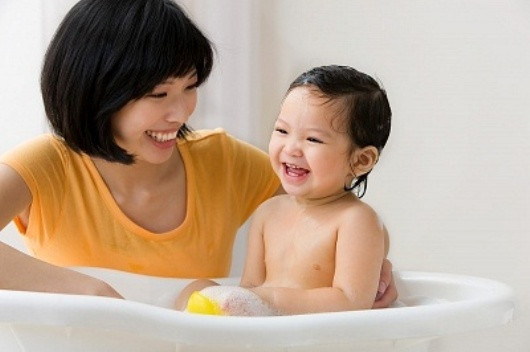 Có thể gội đầu cho bé sau cùng. Điều này ngăn chặn nguy cơ mất nhiệt của bé quá nhanh. Ngoài ra, với những bé không thích tắm, gội đầu được coi là phần khó khăn nhất vì hầu hết các bé không thích bị nước rơi vào mắt.