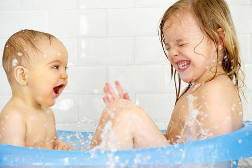 Bố mẹ cùng tắm với bé: Để bố của bé giữ bé, trong khi mẹ ngồi trong bồn tắm và chơi với đồ chơi. Cần đảm bảo đó là những món đồ chơi thú vị, đủ sức hấp dẫn bé. Thổi bong bóng và thả thuyền trôi trên nước, chẳng hạn. Cuối cùng, bé sẽ muốn tham gia vui vẻ cùng mẹ. Một khi bé đã đồng ý, nên để chồng của bạn trao con cho bạn. Đừng vội vã kỳ cọ cho bé mà nên đợi bé vui vẻ mới bắt đầu tắm rửa.