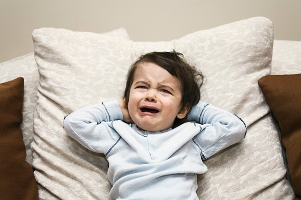 Nếu bé khóc lóc hoặc có biểu hiện lạ khi chuẩn bị tắm, bạn nên dừng lại, đừng bắt bé tắm ngay cho bằng được. Vì càng ép bé càng sợ và những lần tắm sau sẽ khó khăn hơn nhiều.