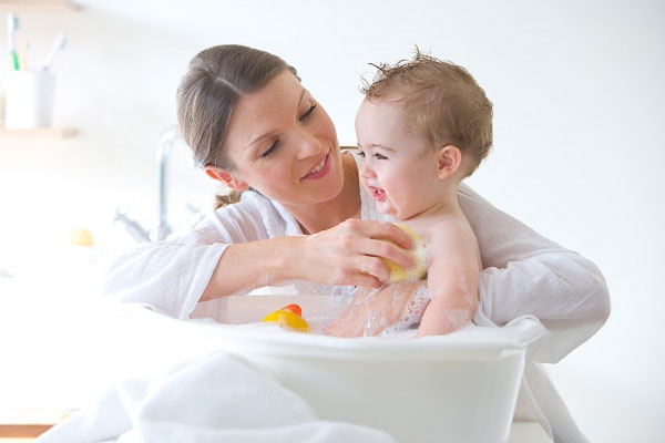 Kể chuyện cho bé: Các bé thường thích lắng nghe những câu chuyện vui vẻ từ cha mẹ khi tắm. Bạn có thể tả cho bé nghe những kế hoạch vào ngày cuối tuần tới, việc hai mẹ con sẽ đi nhà sách hoặc về bên ngoại…