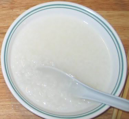 Nước cháo muối: dùng một nắm gạo, một nhúm muối và 6 bát ăn cơm nước sạch rồi đun nhừ, lọc qua rá, lấy nước cho trẻ uống dần.