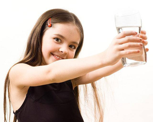 Nước lọc. Khi bị tiêu chảy, bé sẽ thường rơi vào tình trạng mất nước và dễ khiến bé mệt mỏi và chóng mặt. Vì thế, thời điểm này, mẹ bé hãy tích cực cho con uống nhiều nước nhé. Chất lỏng có thể giúp làm dịu dạ dày và làm cho tiêu chảy ít nghiêm trọng hơn. Nếu bé vẫn còn bú mẹ, hãy cho con bú thường xuyên.