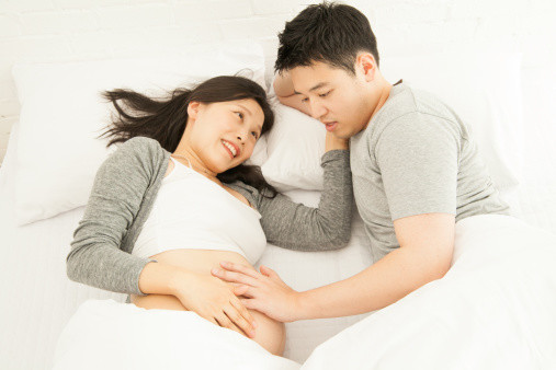 Mẹ bị cường androgen (đa nang buồng trứng): Các nang ở buồng trứng sản sinh quá nhiều testosteron trong vòng 2-3 tuần sau khi sinh, cản trở việc tạo sữa trưởng thành. Khi hàm lượng tetosteron giảm, các phụ nữ này có thể sản xuất đủ sữa cho con.