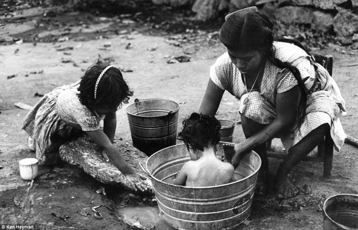 Bức ảnh mẹ tắm cho con minh chứng cho thấy người mẹ dù ở đâu và thời kỳ nào, đều không ngừng cho con tình thương vô điều kiện.