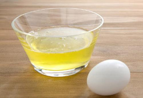 Loại bỏ nếp nhăn vùng mắt. Bước vào độ tuổi trung niên chị em thường cảm thấy vô cùng lo lắng và bối rối khi những nếp nhăn xuất hiện càng nhiều, nhất là vùng xung quanh mắt, đó là những dấu hiệu tiêu cực tố cáo tuổi tác của bạn. Tuy nhiên, bạn có thể dùng lòng trắng trứng gà thoa lên những vùng da này, đều đặn mỗi tuần ít nhất là 2 lần, bạn sẽ nhận thấy những chuyển biến rõ ràng và tích cực.