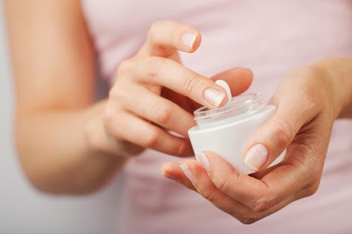 Làm ấm lòng bàn tay trước, sau đó di chuyển đầu ngón tay giữa và áp út nhẹ nhàng lên vùng da mặt từ dưới trở lên và hướng ra phía ngoài gần thái dương. Việc xoa bóp có thể kéo dài từ 5 đến 20 phút tùy thuộc vào từng loại da.