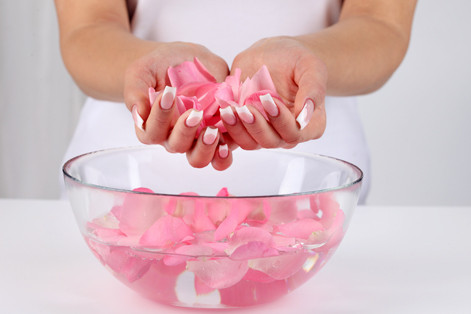 Sử dụng nước hoa hồng trước khi ngủ. Trước khi đi ngủ, sử dụng nước hoa hồng là cách chăm sóc da rất tốt. Nước hoa hồng không chỉ có tác dụng làm sạch chất nhờn trên da, se khít lỗ chân lông mà còn giúp dưỡng ẩm cho da.