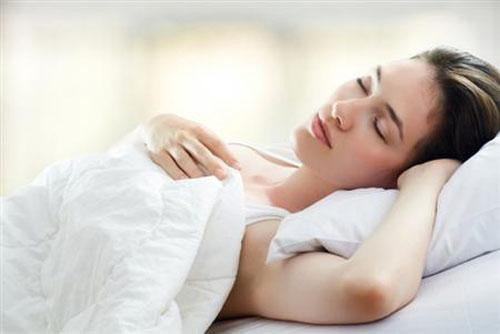 Ngủ thẳng người. Bạn không nên nằm ngủ sấp hay để mặt áp lên trên gối, vì sẽ làm các nếp nhăn xuất hiện. Thông thường, khi ngủ kiểu này, các nếp nhăn chéo sẽ xuất hiện nhiều trên trán và gần lông mày.
