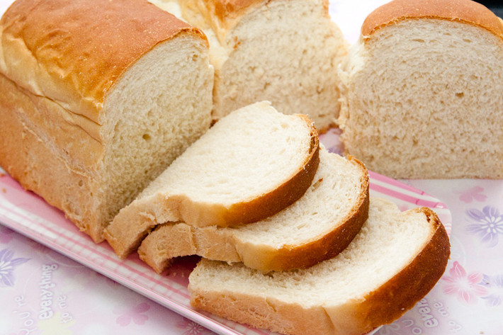Làm trắng răng bằng bánh mì. Nướng một mẩu bánh mì cho tới khi vỏ bánh cháy đen. Cạo lớp cháy, hòa chung với kem đánh răng, trước khi đi ngủ dùng hỗn hợp này chà mạnh lên răng.
