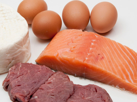 Trứng giàu protein nên cần cho sự phát triển của trẻ. Tuy nhiên, tuyệt đối không cho trẻ ăn trứng chưa được nấu chín kỹ vì như vậy, trẻ sẽ rất dễ bị nhiễm khuẩn salmonella, ngộ độc hay dị ứng. Thịt nạc cũng là loại thực phẩm giúp bổ sung chất đạm cho bé.