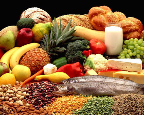 Ngoài ra, trong cá có chứa một loại omega-3 rất có lợi cho sức khỏe con người và tốt cho sự phát triển của trí não trong những năm đầu đời. Nhưng bạn cần lưu ý khi cho bé ăn cá, cần thận trọng để tránh bé hóc xương. Bạn chỉ nên cho bé ăn những loại cá không có chứa thủy ngân như cá ngừ, cá tuyết, cá mòi, tránh những loại cá như cá kiếm, cá mập hay cá maclin. Trước khi chế biến cá cần rửa sạch, nấu kỹ để giảm nguy cơ trẻ bị ngộ độc.