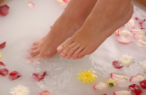 Ngâm chân. Nếu có đủ thời gian thư giãn, ngâm chân là biện pháp tốt nhất cho gót chân bạn được phục hồi. Cho vào thau nước ấm một ít muối epsom hoặc tinh dầu, ngâm chân vào và chà nhẹ hai chân vào nhau nhằm tăng cường lưu thông máu, giảm phản ứng viêm và giãn các cơ chân đang căng cứng.