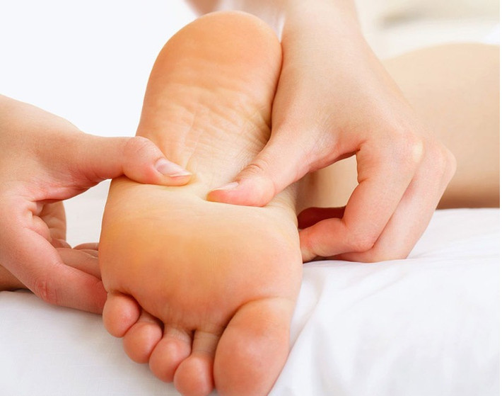 Mát xa chân. Nếu không đi spa, bạn nên học vài động tác mát xa chân đơn giản để tự thực hiện tại nhà. Thoa một ít kem dưỡng ẩm (hoặc kem giảm đau nếu tình trạng thật sự khó chịu) lên chân và mát xa đều đặn trong 15-30 phút trước khi ngủ để đôi chân của bạn được xoa dịu hoàn toàn.