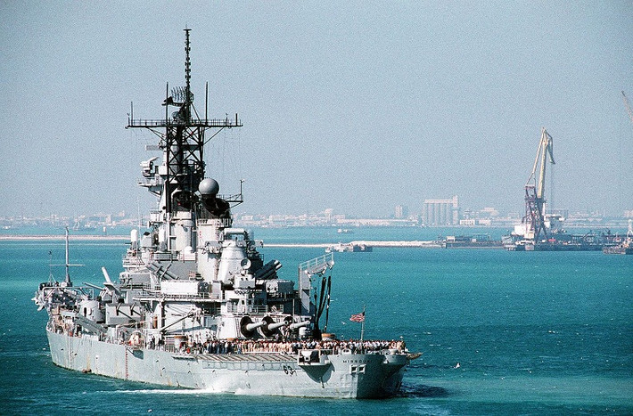 Hệ thống vũ khí chính trên Missouri gồm: 3 tháp pháo 3 nòng 406mm 16/50 cal Mark 7; 20 hải pháo Mark 12 5"/38 caliber 127mm; 80 pháo phòng không 40mm; 49 pháo phòng không 20mm. Từ năm 1980, con tàu trải qua hiện đại hóa, gỡ bỏ pháo 40-20mm và thay bằng 32 tên lửa hành trình Tomahawk, 16 tên lửa chống hạm Harpoon, 4 tổ hợp đánh chặn tầm gần Phalanx CIWS, cùng nhiều trang thiết bị hàng hải và tác chiến điện tử khác.