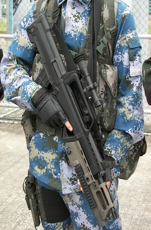Súng trường tiến công QBZ-95 được Trung Quốc phát triển nhằm thay thế cho mẫu súng trường tiến công Type 56 và các phiên bản của nó được trang bị cho Quân đội Trung Quốc. QBZ-95 sử dụng cỡ đạn tiêu chuẩn là 5,8mm, có tầm bắn hiệu quả là 600m. Tốc độ bắn của QBZ-95 là 650 phút/viên với sơ tốc đầu đạn là 930m/s.